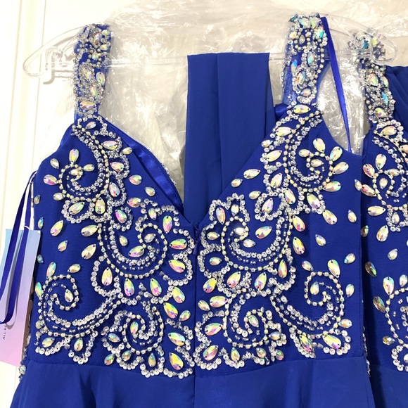 Shortsleeved Embellished Bodice Short Prom Dress - Picture 6 of 8